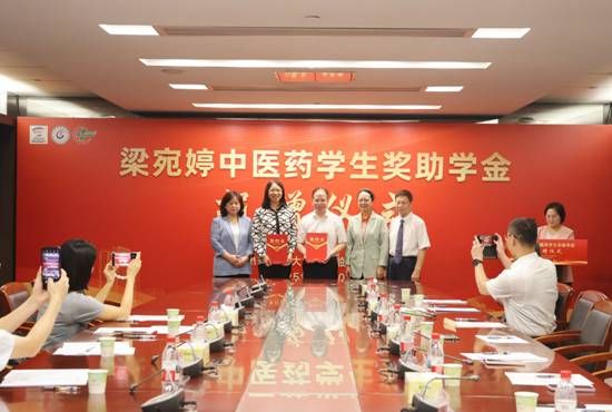 图3 刘中秋签订捐赠协议