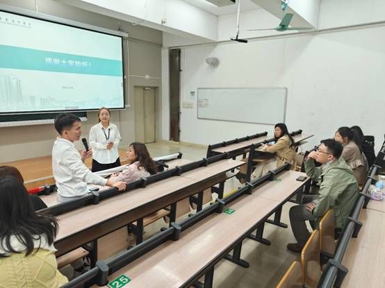 会议室里的人们 描述已自动生成